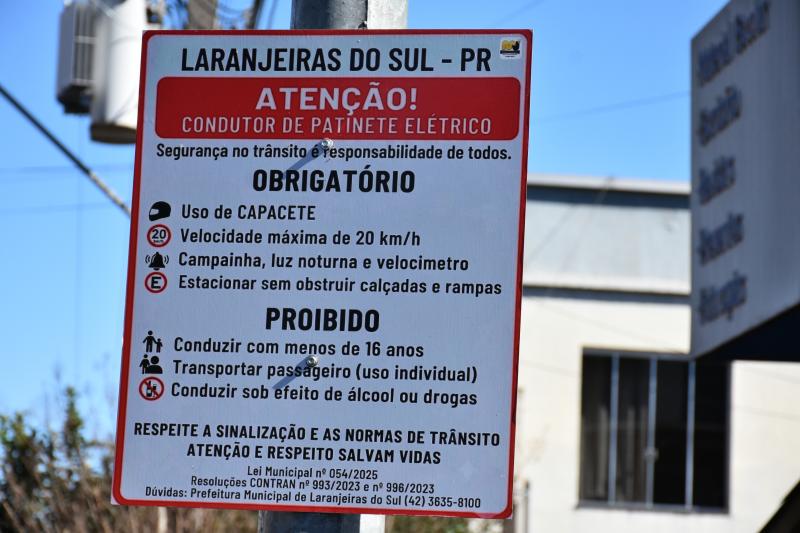 Placas de sinalização começam a ser instaladas para conscientizar usuários de patinetes elétricos